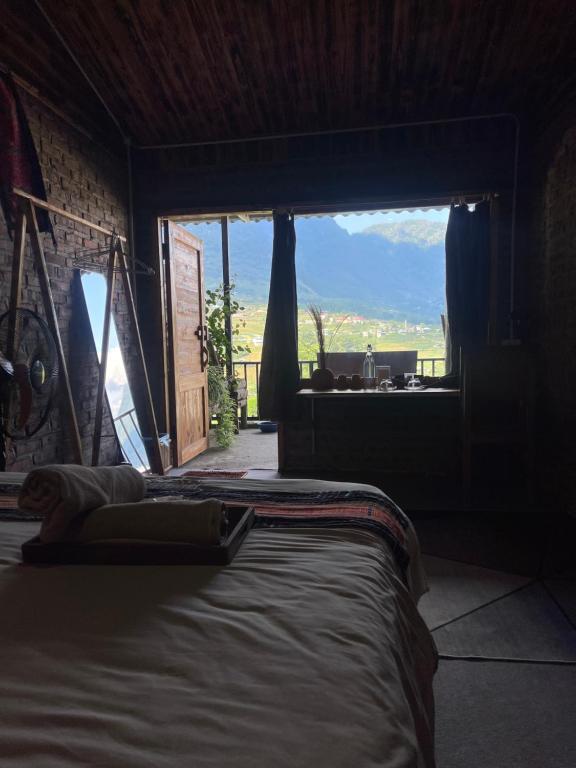 Nespecifikovaný výhled na hory nebo výhled na hory při pohledu z hotelu