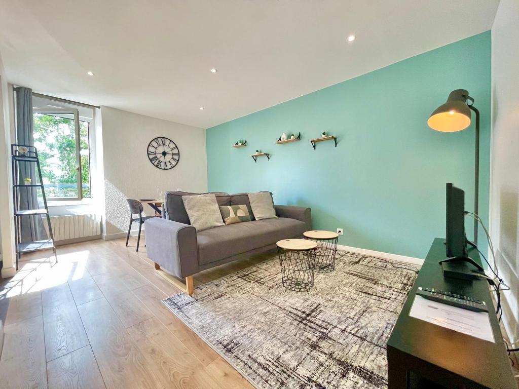 un salon avec un canapé et une table dans l'établissement Le Turquoise I Grand T2 lumineux I Proche Gare, à Lorient
