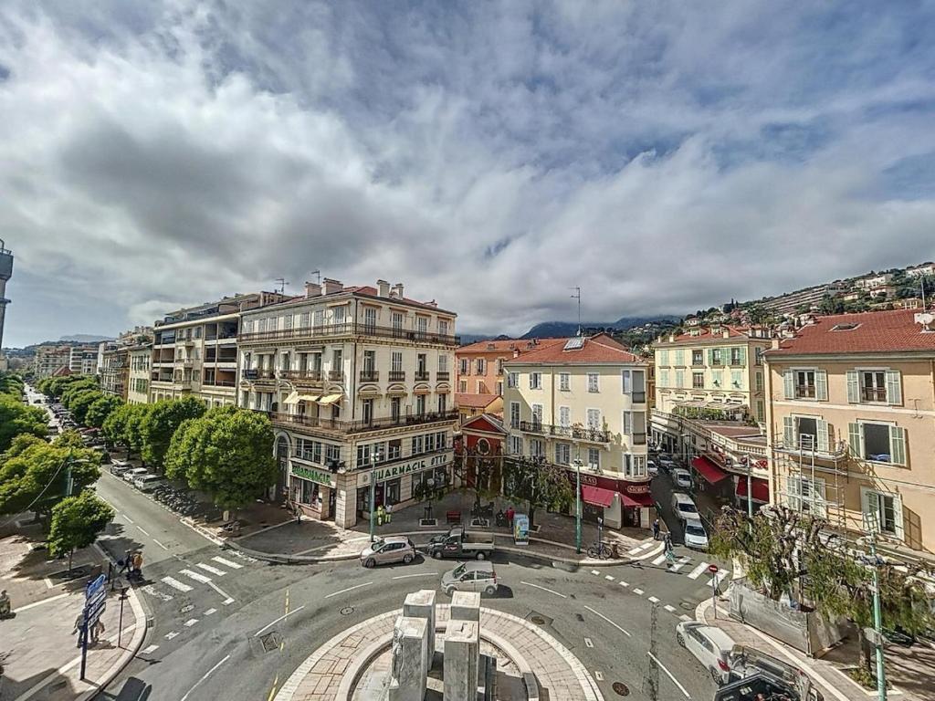une vue aérienne d'une rue de la ville avec des bâtiments dans l'établissement Studio menton, à Menton