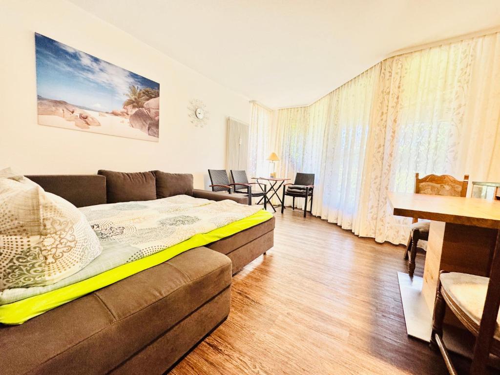 ティティゼー・ノイシュタットにあるMichels Apartmentのソファとテーブルのあるリビングルーム