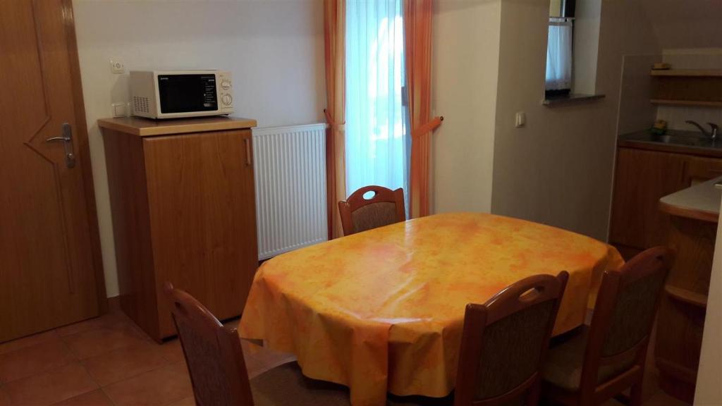 Kuchyň nebo kuchyňský kout v ubytování Tourist Farm Škrbina