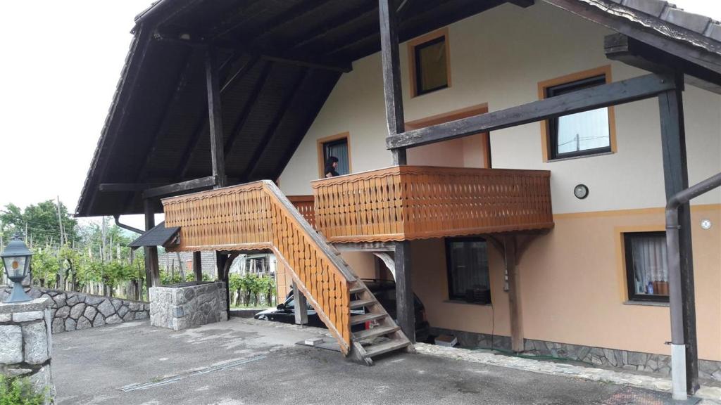 Balkón nebo terasa v ubytování Tourist Farm Škrbina