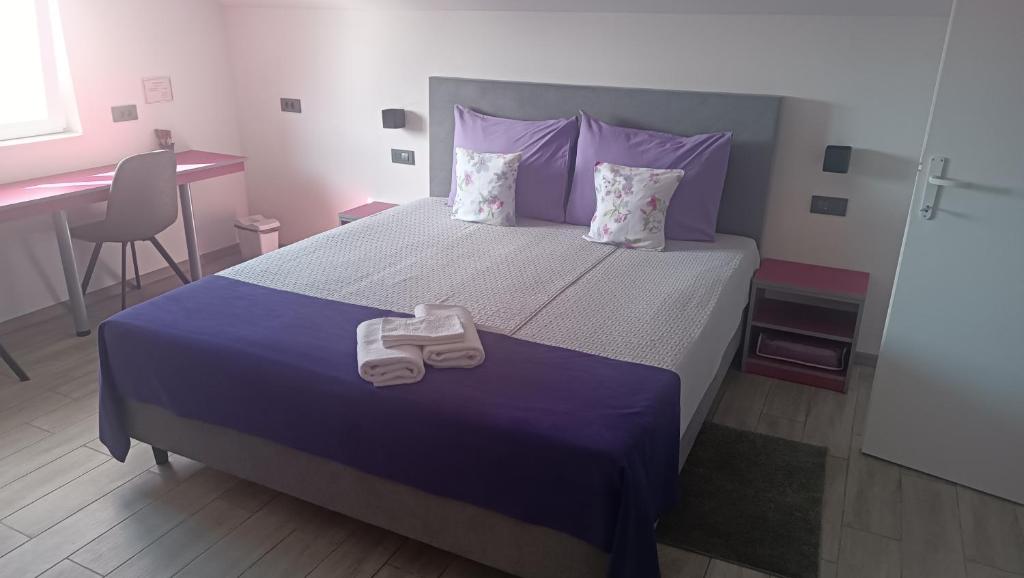 Posteľ alebo postele v izbe v ubytovaní Rooms Jelak