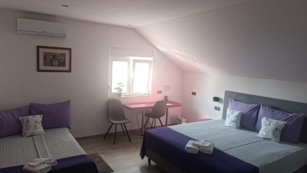 Posteľ alebo postele v izbe v ubytovaní Rooms Jelak
