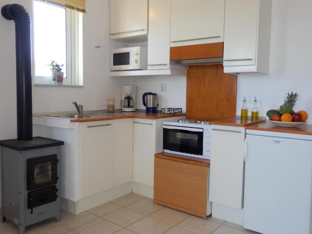Kuchyň nebo kuchyňský kout v ubytování Maro Suites