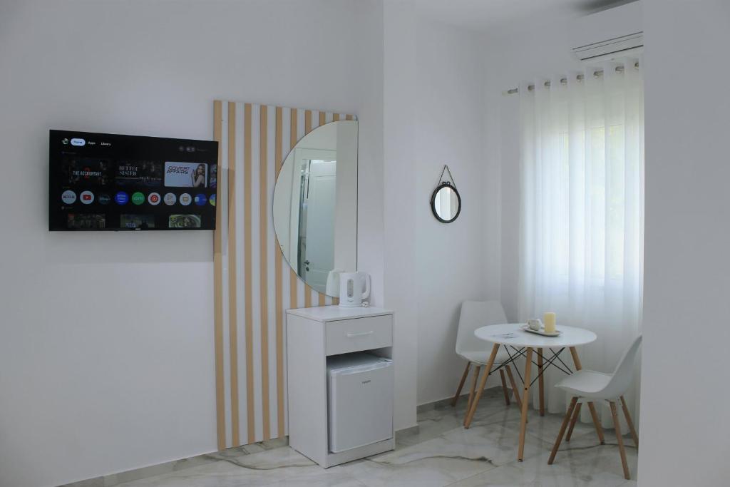 Televisyen dan/atau pusat hiburan di Guest House Adi Hoxha