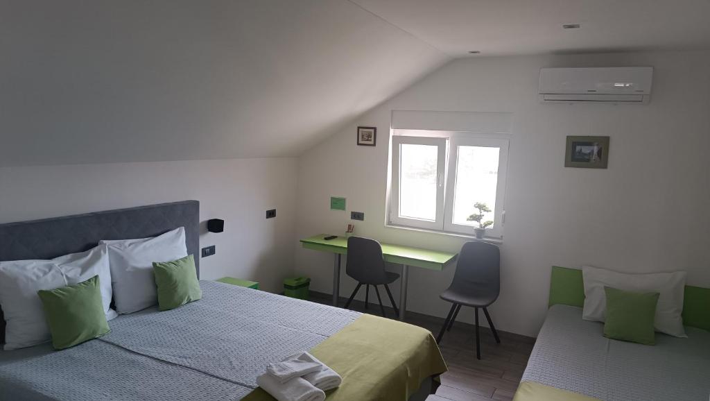 Posteľ alebo postele v izbe v ubytovaní Rooms Jelak