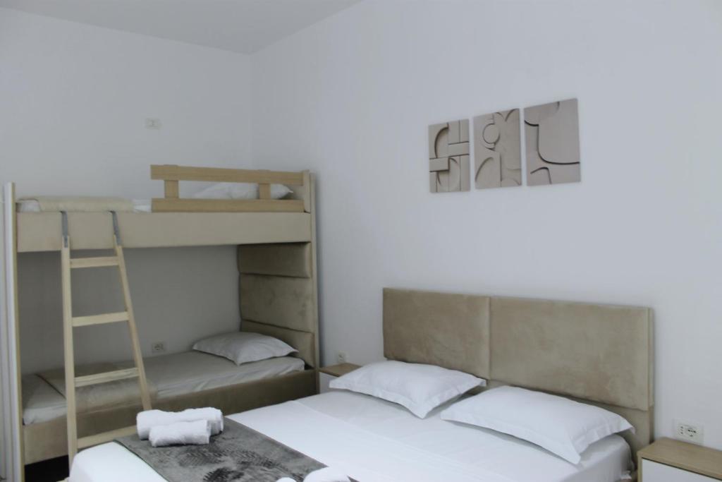 Katil atau katil-katil dalam bilik di Guest House Adi Hoxha