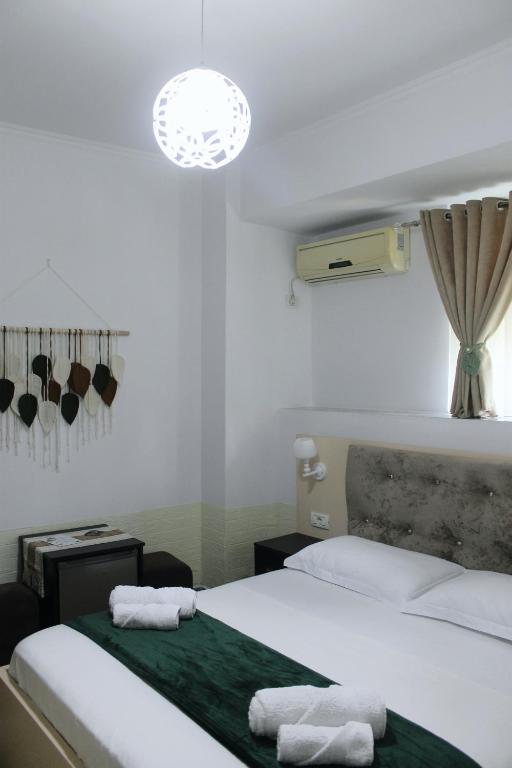 Katil atau katil-katil dalam bilik di Guest House Adi Hoxha