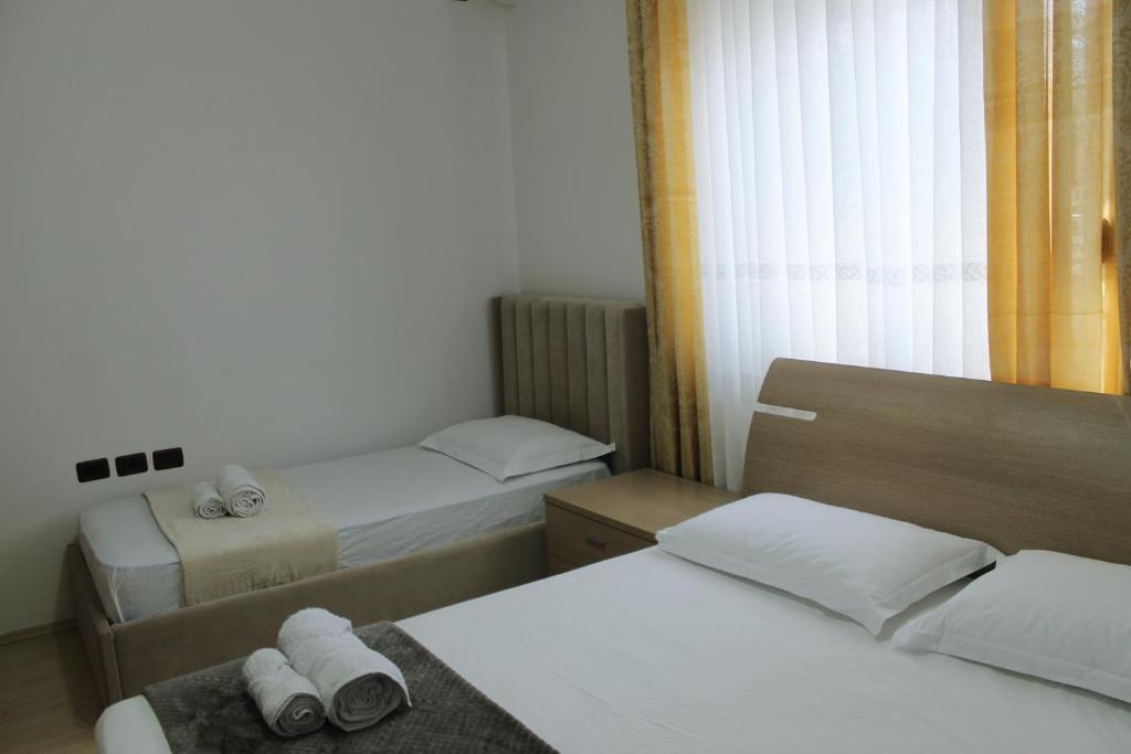 Katil atau katil-katil dalam bilik di Guest House Adi Hoxha