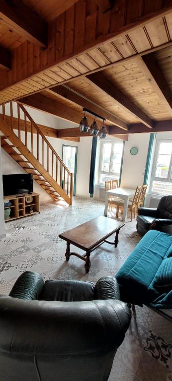 un salon avec un canapé et une table basse dans l'établissement Le Duplex Charentais, à Saint-Jean-dʼAngély