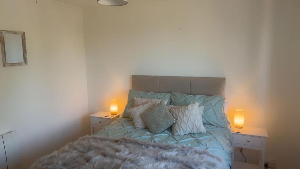 a bedroom with a bed with two lamps on the sides at Mountain View, Brecon Beacons in Trefeinon Station