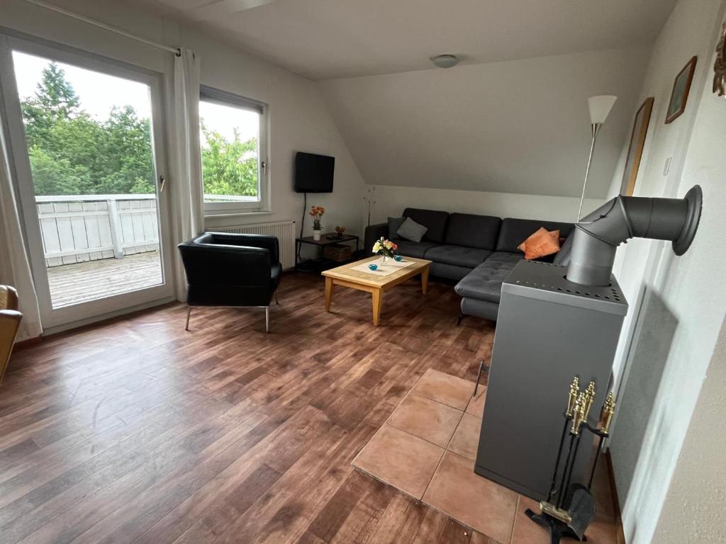 un salon avec un canapé et une table dans l'établissement Haus Waldzeit, inclusief bedlinnen handdoeken en eindservice, à Frankenau