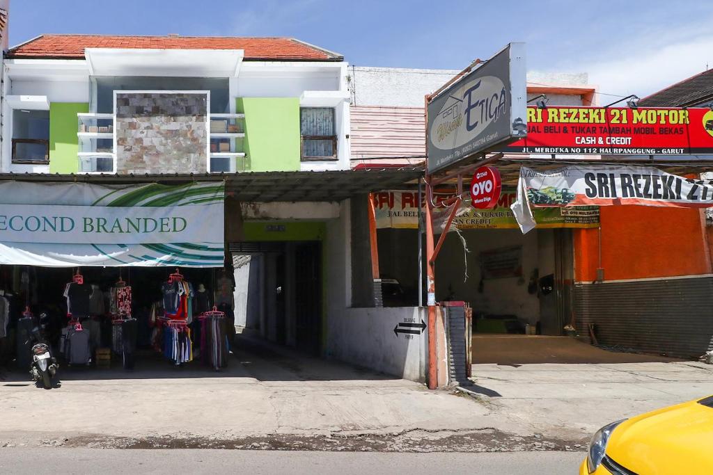 una facciata di un negozio all'angolo di una strada con un negozio di Hotel O Garut near Alun-Alun Tarogong formerly Wisma Etiga a Garut