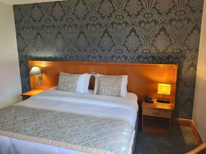 Postel nebo postele na pokoji v ubytování Leitrim Marina Hotel