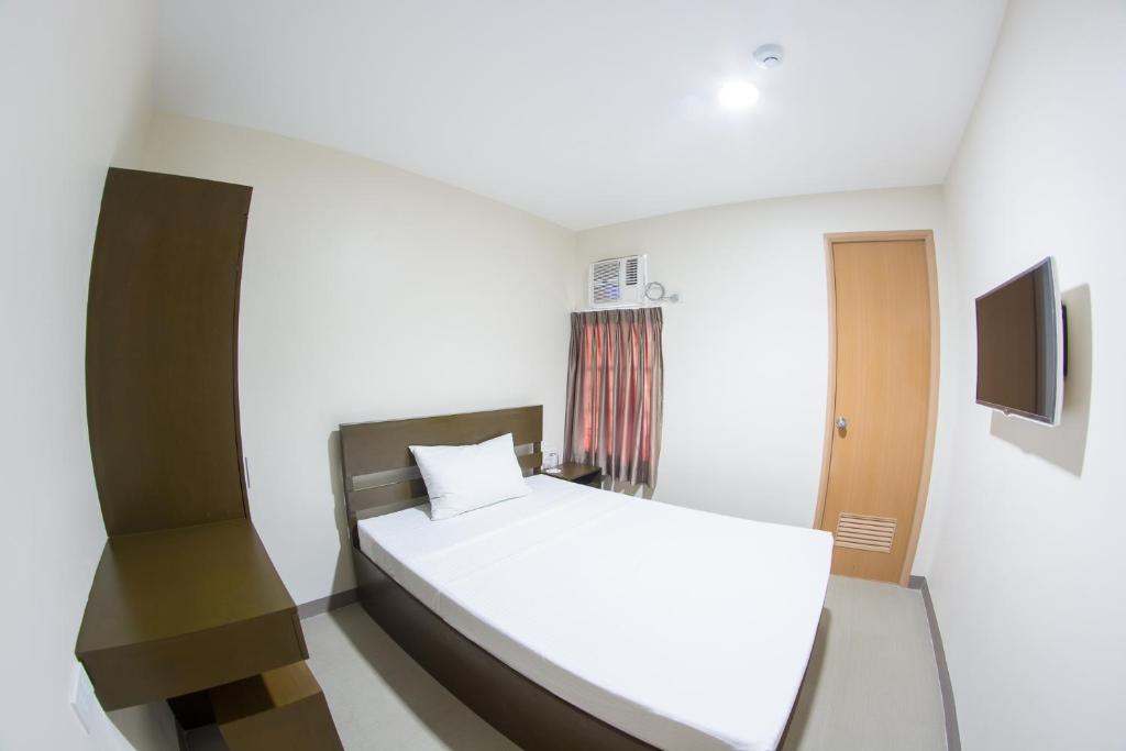 Postel nebo postele na pokoji v ubytování Emerald Suites CDO