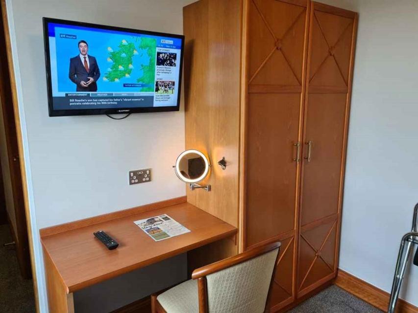 TV a/nebo společenská místnost v ubytování Leitrim Marina Hotel