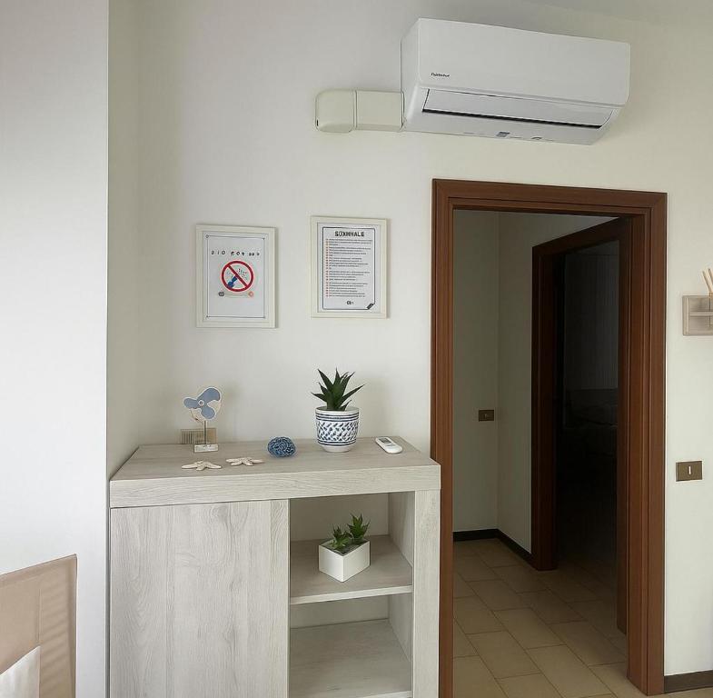 una habitación con una mesa con una planta en DreamLiving Vasto 1st, en Vasto