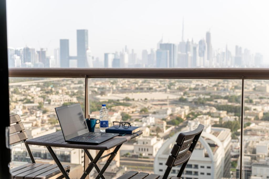 Nespecifikovaný výhled na destinaci Dubaj nebo výhled na město při pohledu z hotelu