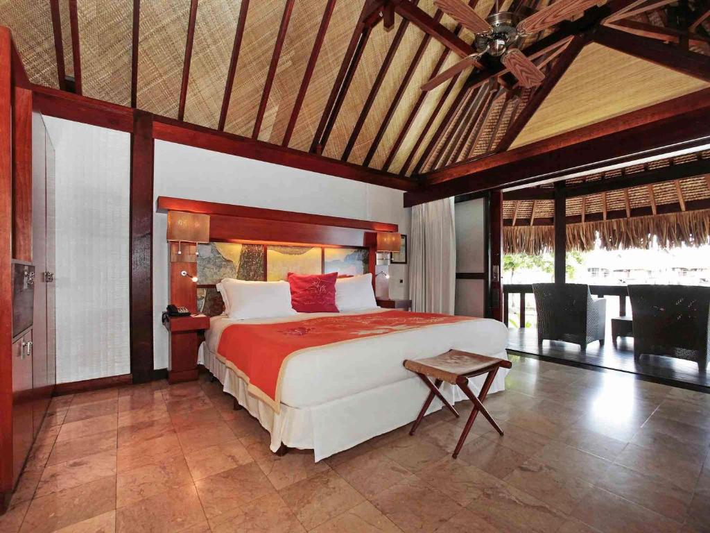 Postel nebo postele na pokoji v ubytování Sofitel Kia Ora Moorea Beach Resort