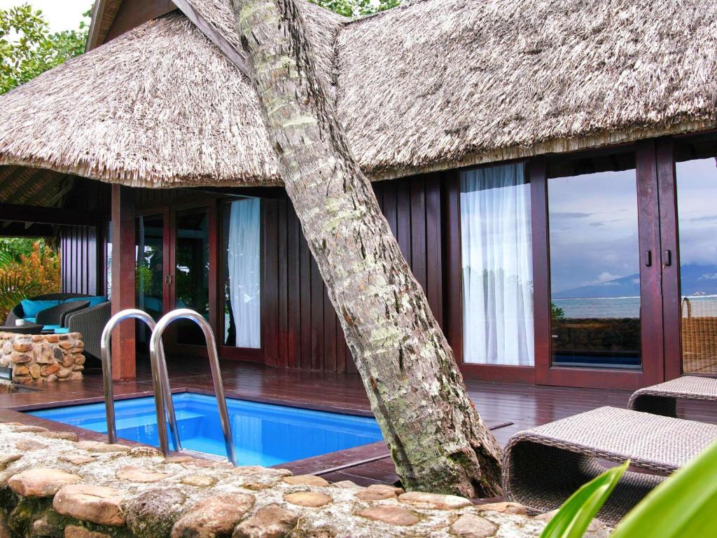 Bazén v ubytování Sofitel Kia Ora Moorea Beach Resort nebo v jeho okolí