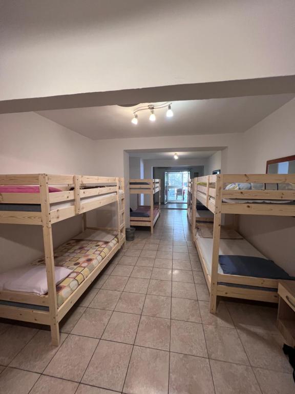 Postel nebo postele na pokoji v ubytování NEWBORN Hostel Budva
