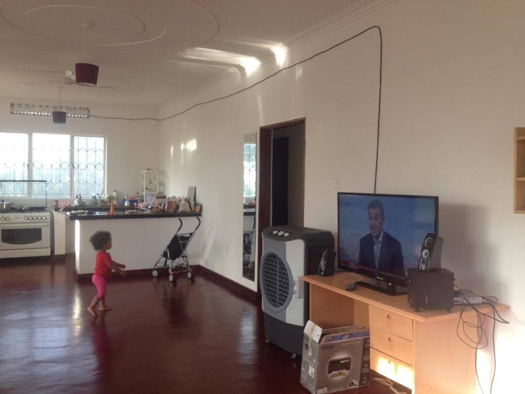 TV a/nebo společenská místnost v ubytování Rafting River Nile House Jinja