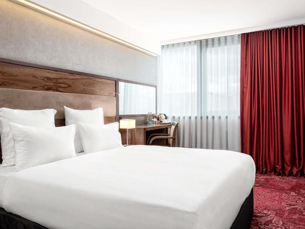Rúm í herbergi á Movenpick hotel Sarajevo