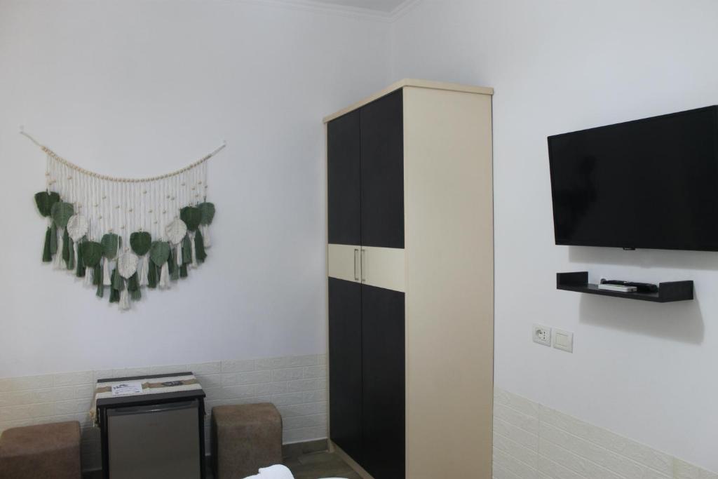 Televisyen dan/atau pusat hiburan di Guest House Adi Hoxha