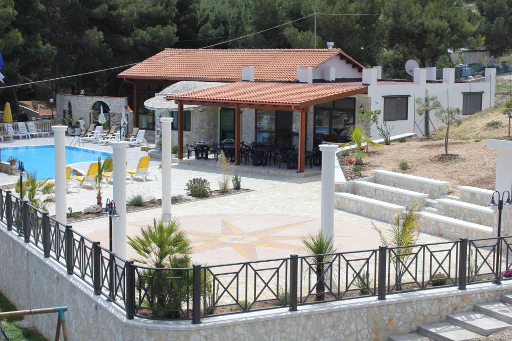 Bazén v ubytování Villaggio Mascia nebo v jeho okolí