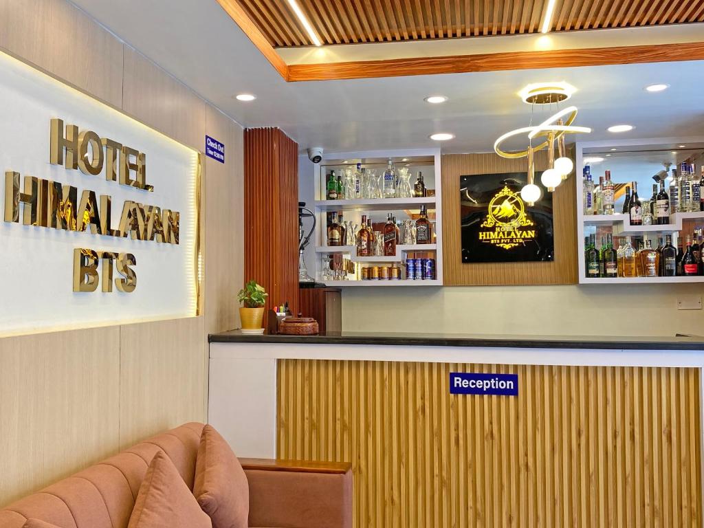 Sohvabaar või baar majutusasutuses Hotel Himalayan BTS