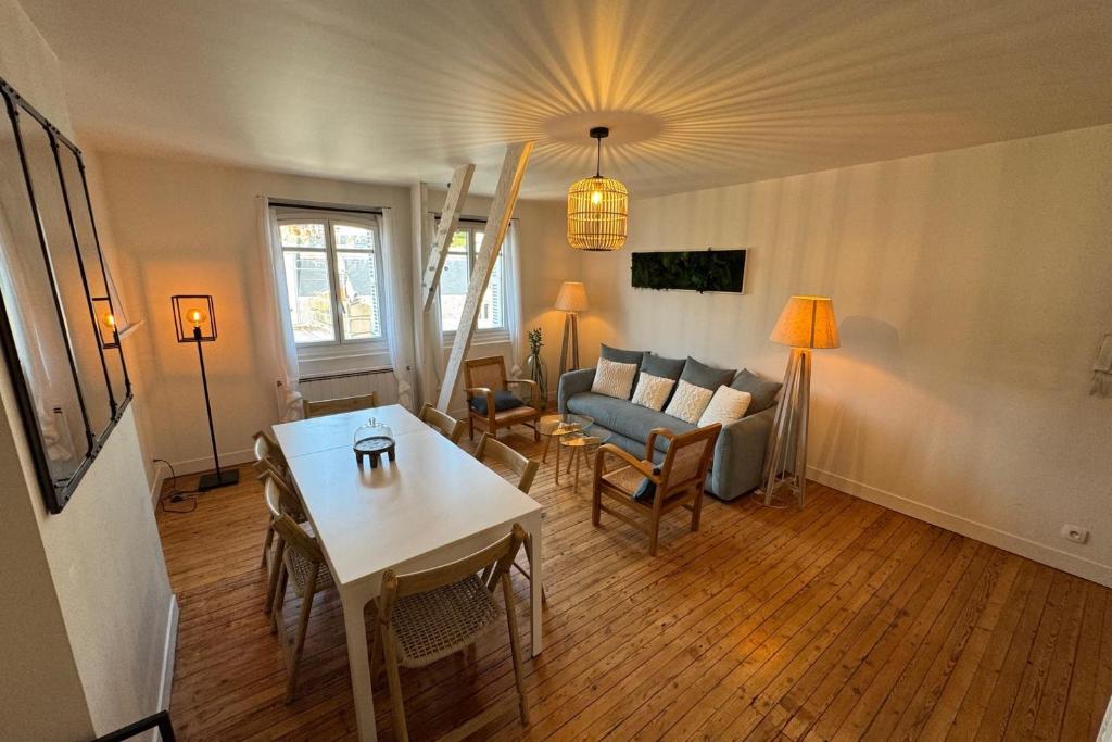 un salon avec un canapé et une table dans l'établissement Spacious apartment close to the beach, à Trouville-sur-Mer