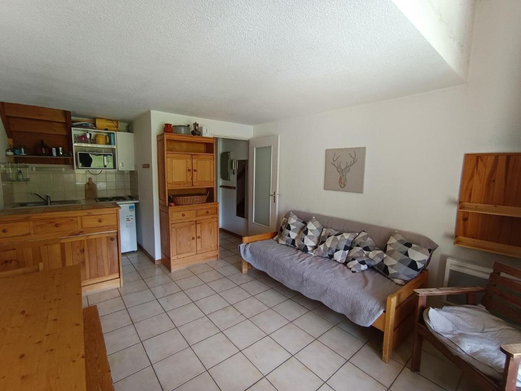 un salon avec un canapé et une cuisine dans l'établissement Duplex 6 pers, 2*, skis aux pieds, animaux admis, ascenseur - FR-1-445-50, à Montgenèvre