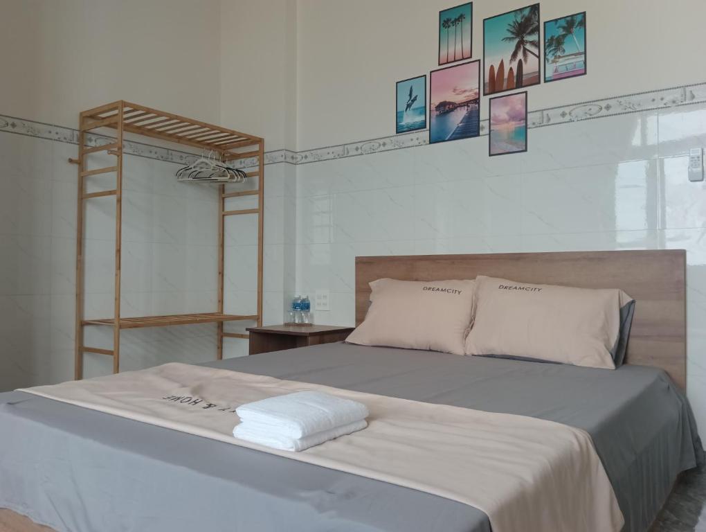 a bed with two towels on top of it at Homestay Dâu in Îlot du Sud