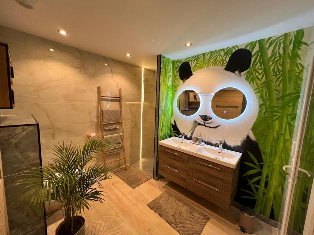 La salle de bains est pourvue d'une peinture murale représentant un ours panda. dans l'établissement Villa de charme, heated pool and jacuzzi, 6 personnes, à Taradeau