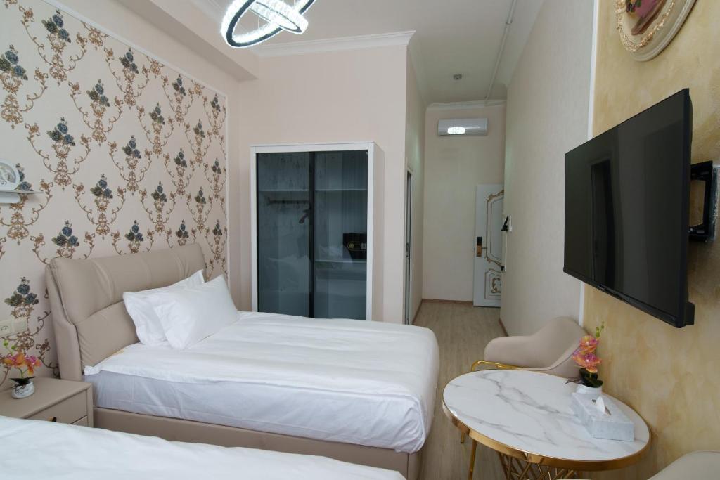 Postel nebo postele na pokoji v ubytování Emmanuel Hotel Yerevan