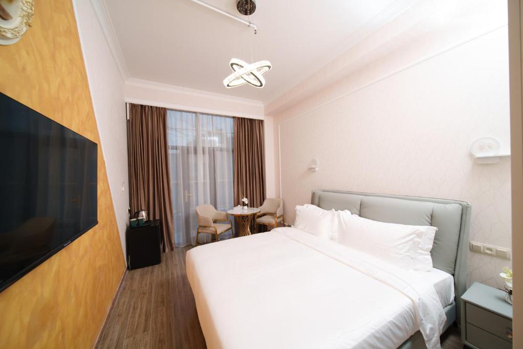 Postel nebo postele na pokoji v ubytování Emmanuel Hotel Yerevan
