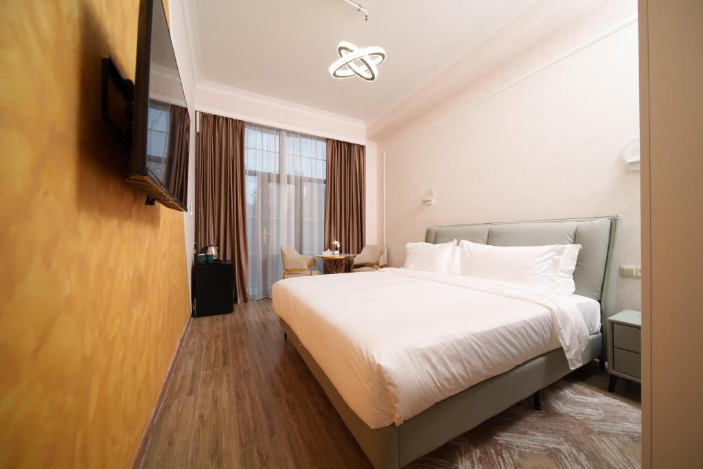Postel nebo postele na pokoji v ubytování Emmanuel Hotel Yerevan