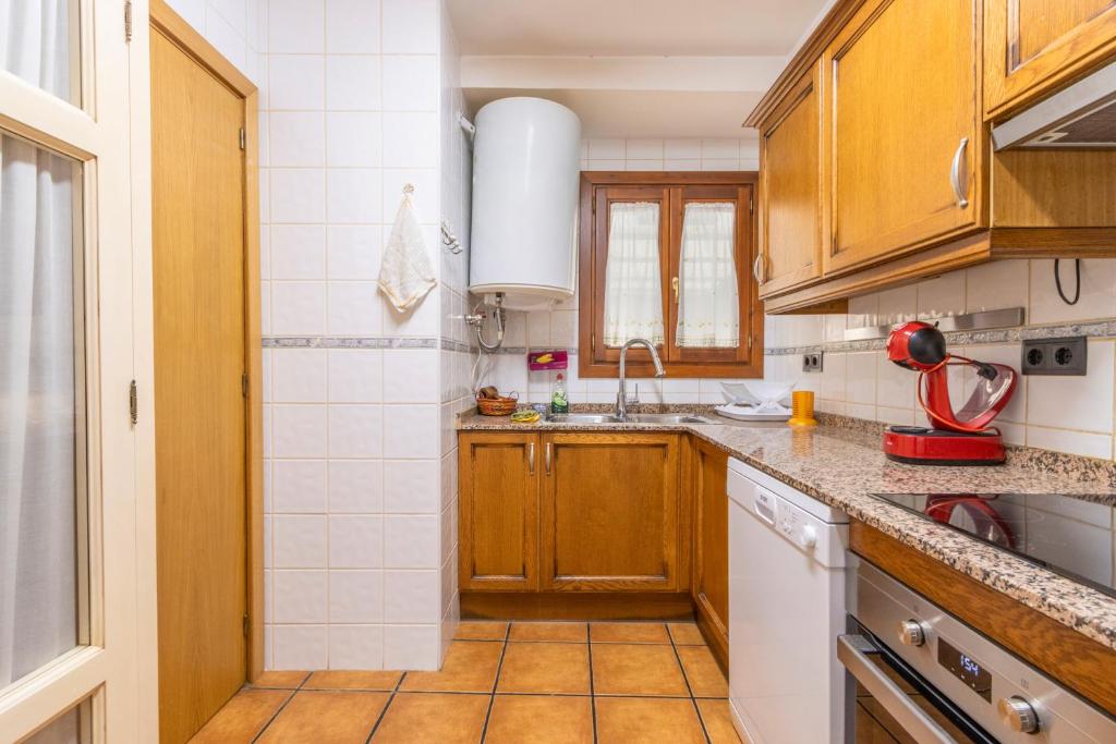 una cucina con mobili in legno e un lavello di Apartament Potxó a Olp