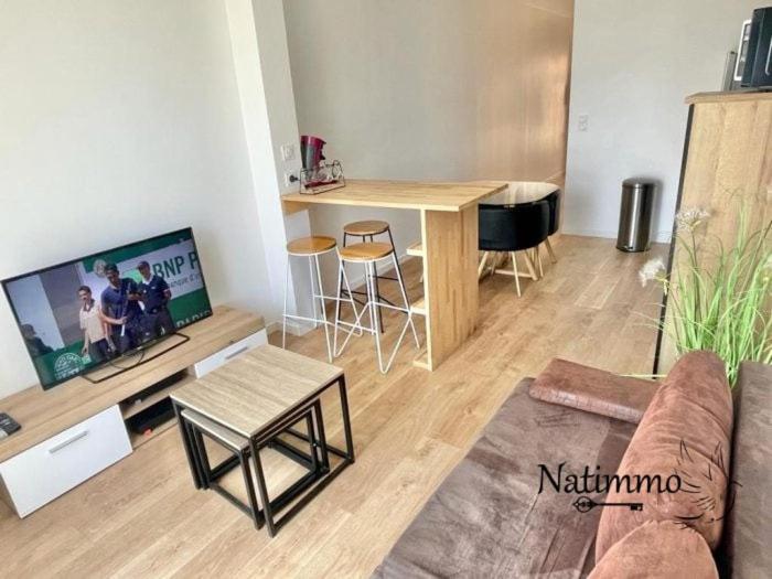 Un televizor și/sau centru de divertisment la Cap Esterel, T2 pour 4 voyageurs, vue mer, parking et piscine