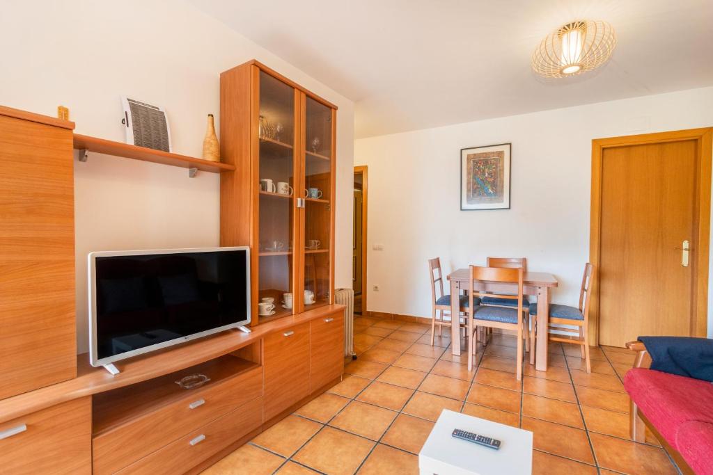 a living room with a tv and a table at Apartament Garrota in Olp