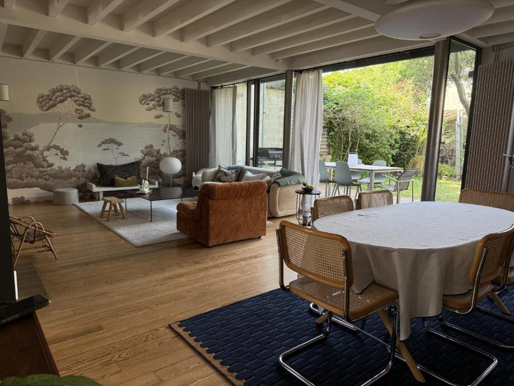un salon avec une table et un canapé dans l'établissement Villa avec cachet au Parc Bordelais, à Bordeaux
