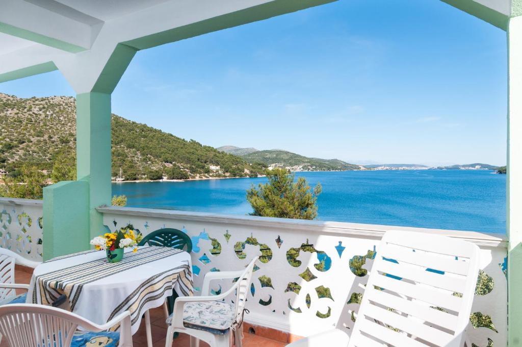 d'une table et de chaises sur un balcon avec vue sur l'océan. dans l'établissement Apartment Stojan A1, à Marina