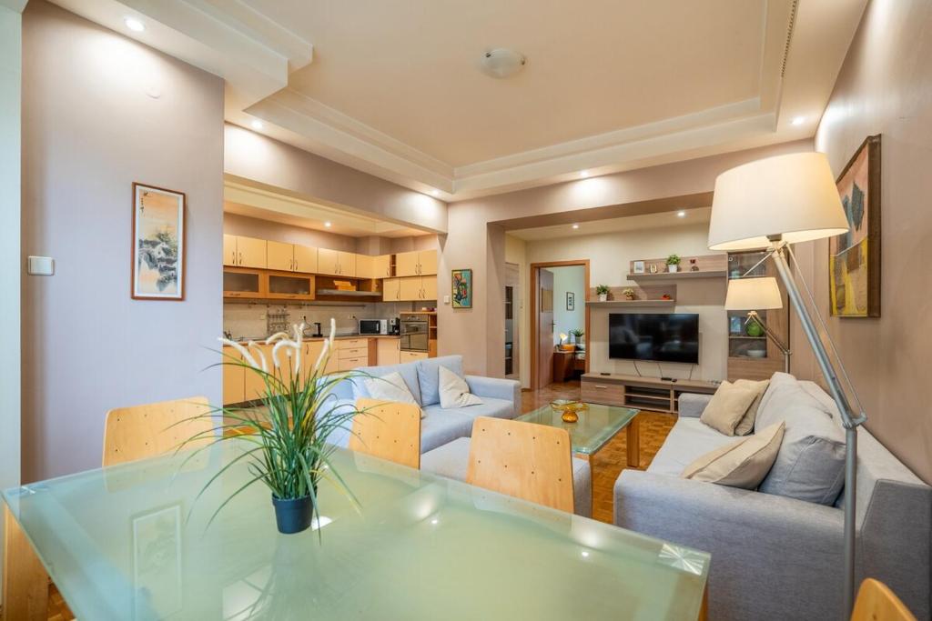 Spacious and Central Retreat