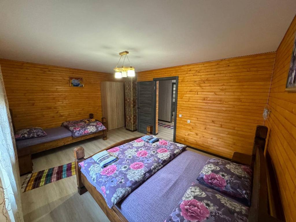 Postel nebo postele na pokoji v ubytování Садиба у Софійки