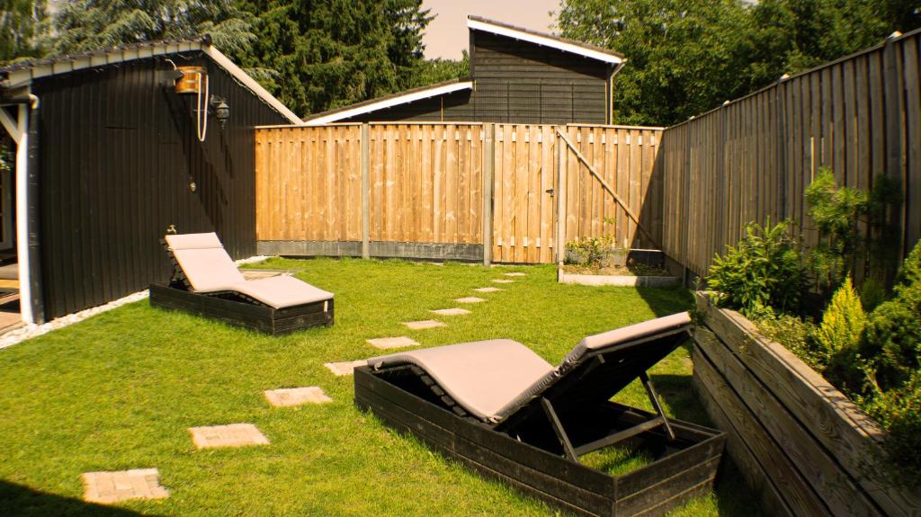 Zahrada ubytování Wellness Tuin - Ultieme Partner Beleving - St Hubertus Suite met Jacuzzi ,Openhaard, Privé Hottub en Privé Sauna in Jachthut stijl