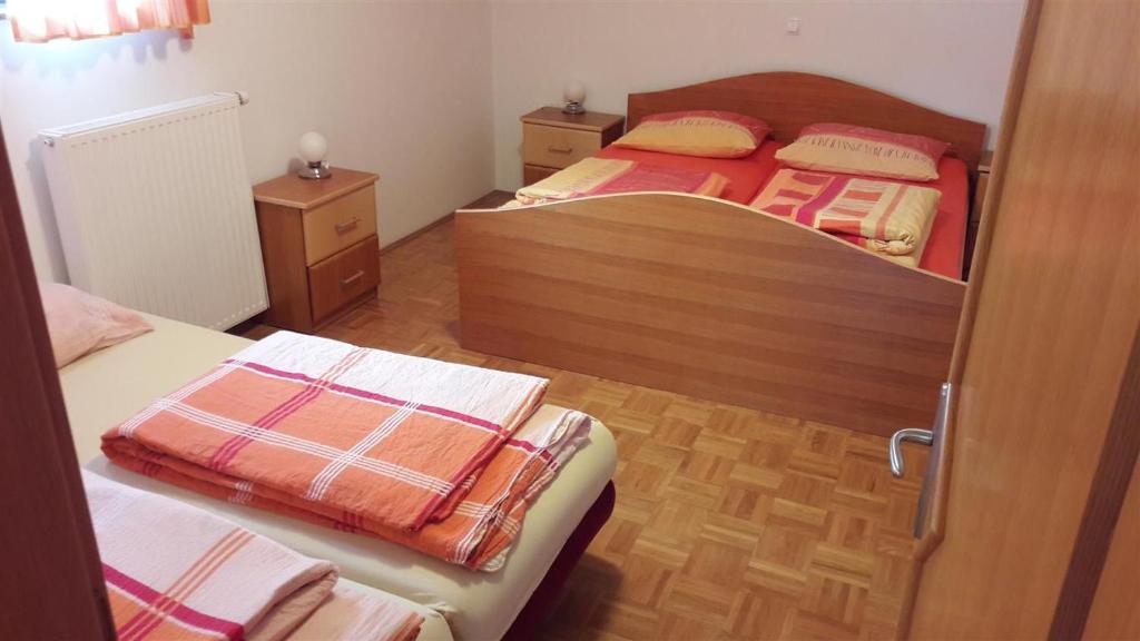 Postel nebo postele na pokoji v ubytování Tourist Farm Škrbina