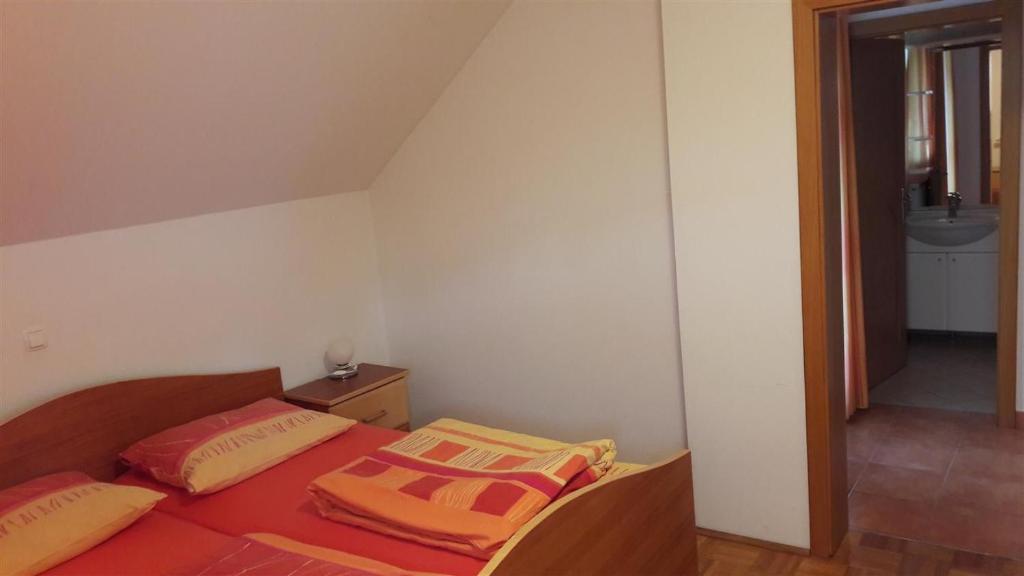 Postel nebo postele na pokoji v ubytování Tourist Farm Škrbina