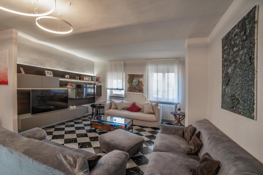 un salon avec un canapé et une table dans l'établissement Suite Scacco Terrazza Vista Torre degli Sciri, à Pérouse