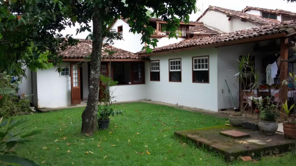 a house with a yard in front of it at Casa Centro Historico in Paraty